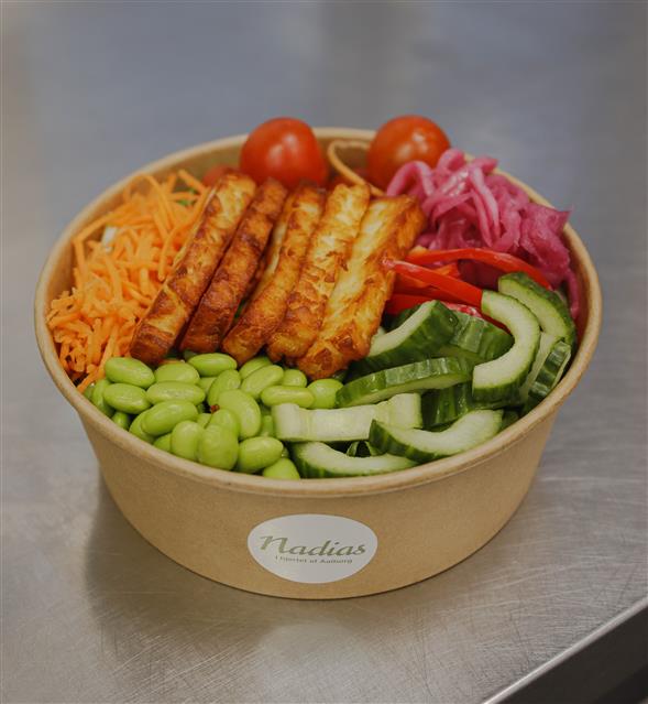 Salad bowl with fried halloumi.