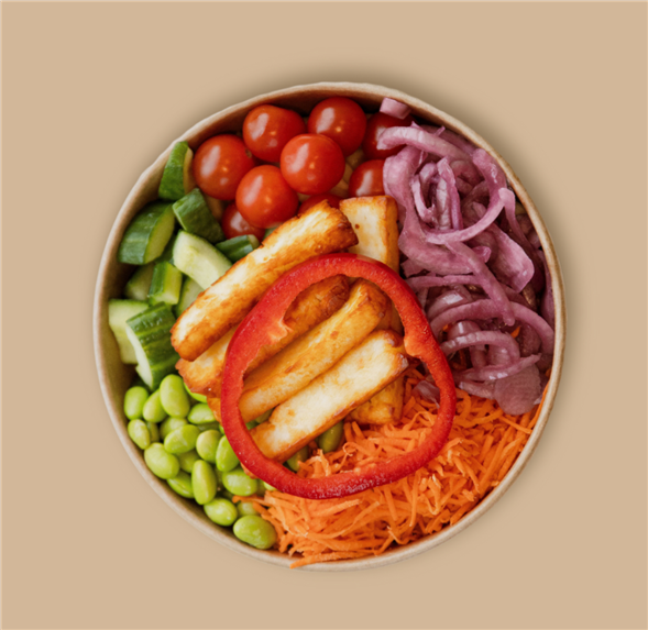 Salad bowl with fried halloumi.